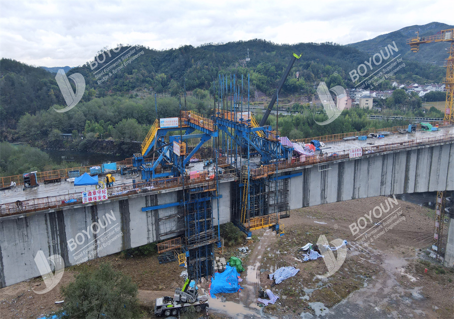 Cantilever Form Traveler with Main Span 150-200 Meters