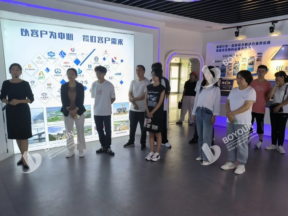 Introducing the development of Boyoun to children in the exhibition hall
